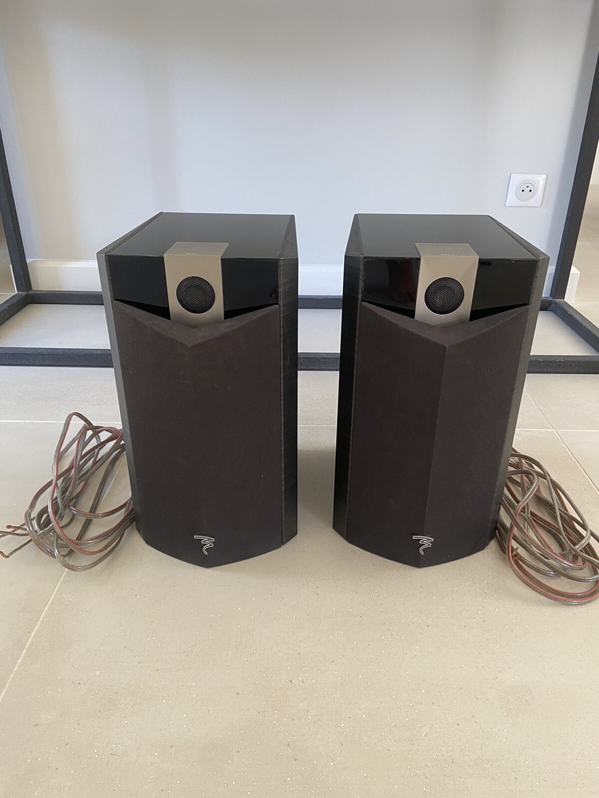 Enceintes bibliothèque FOCAL Chorus 806V pour créer un espace cinéma dans votre salon