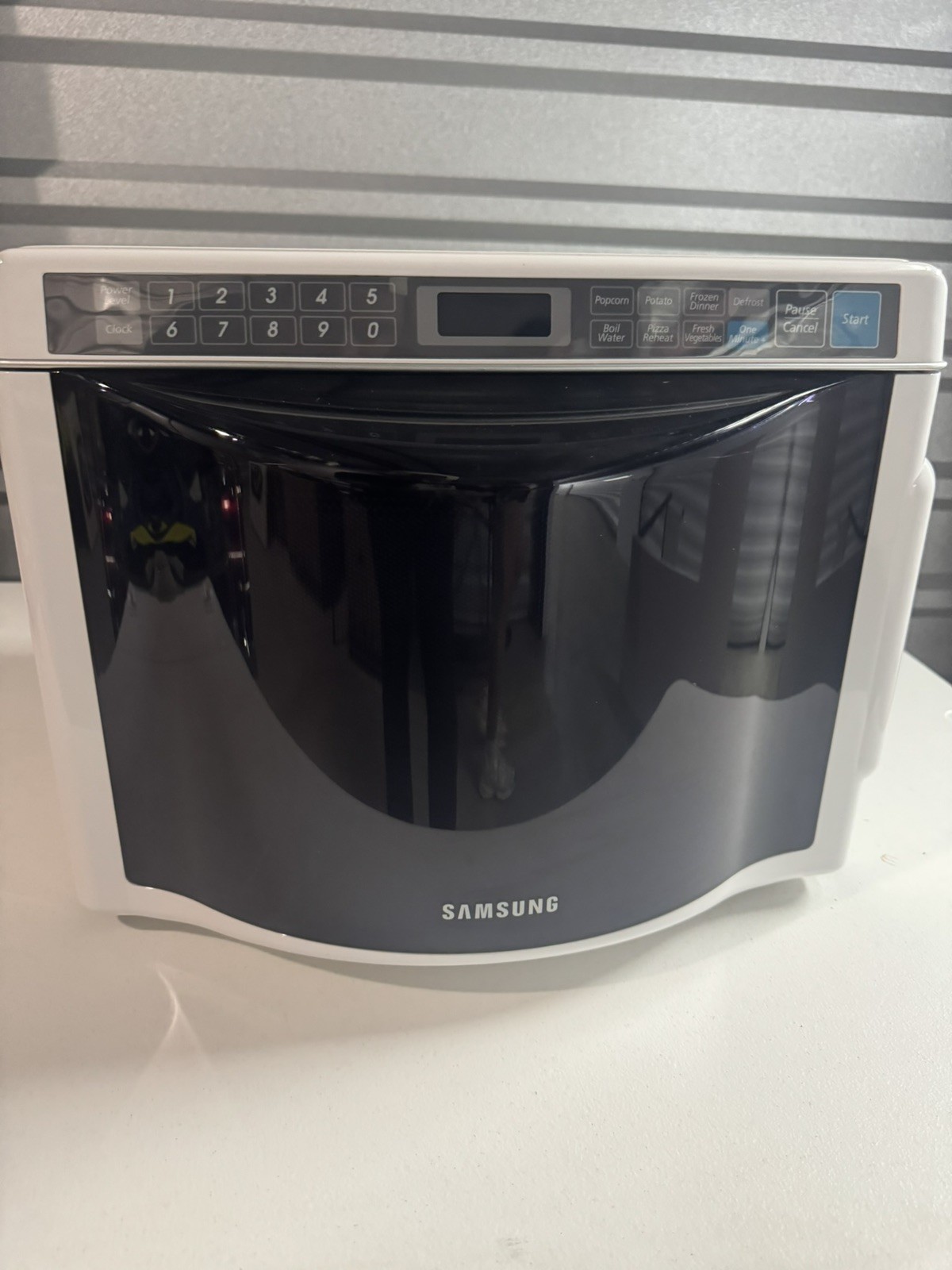 Samsung Space Saver Microwave MD800WC For Countertop, Dorm Room, Home, Or RV Use