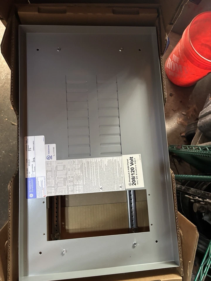 BRAND NEW GE A-SERIES II PANELBOARD INTERIOR Cat. AQU318RCX 225A - Image 4 of 4