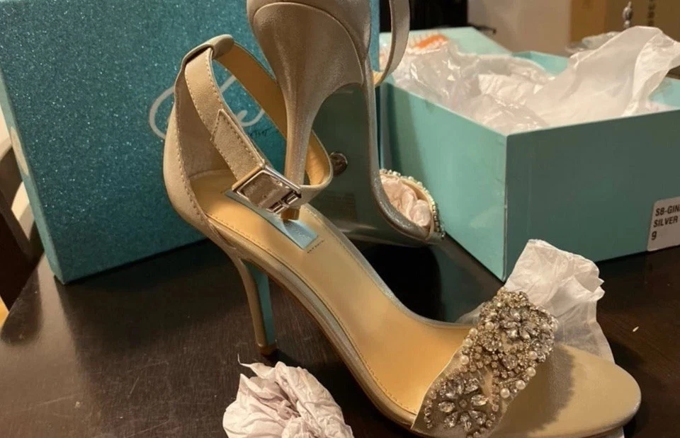 Betsey Johnson Gina Tacones Plateados Adornados Satén Punta Abierta Para Mujer’s 9 Foto 2 de 3