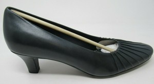navy pumps size 11