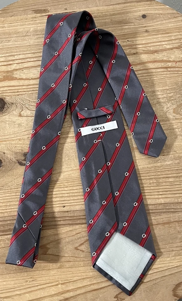Corbata de Seda GUCCI Vintage Gris Rojo Rayas GG Hecha a Mano en Italia 53.5" L Foto 4 de 4