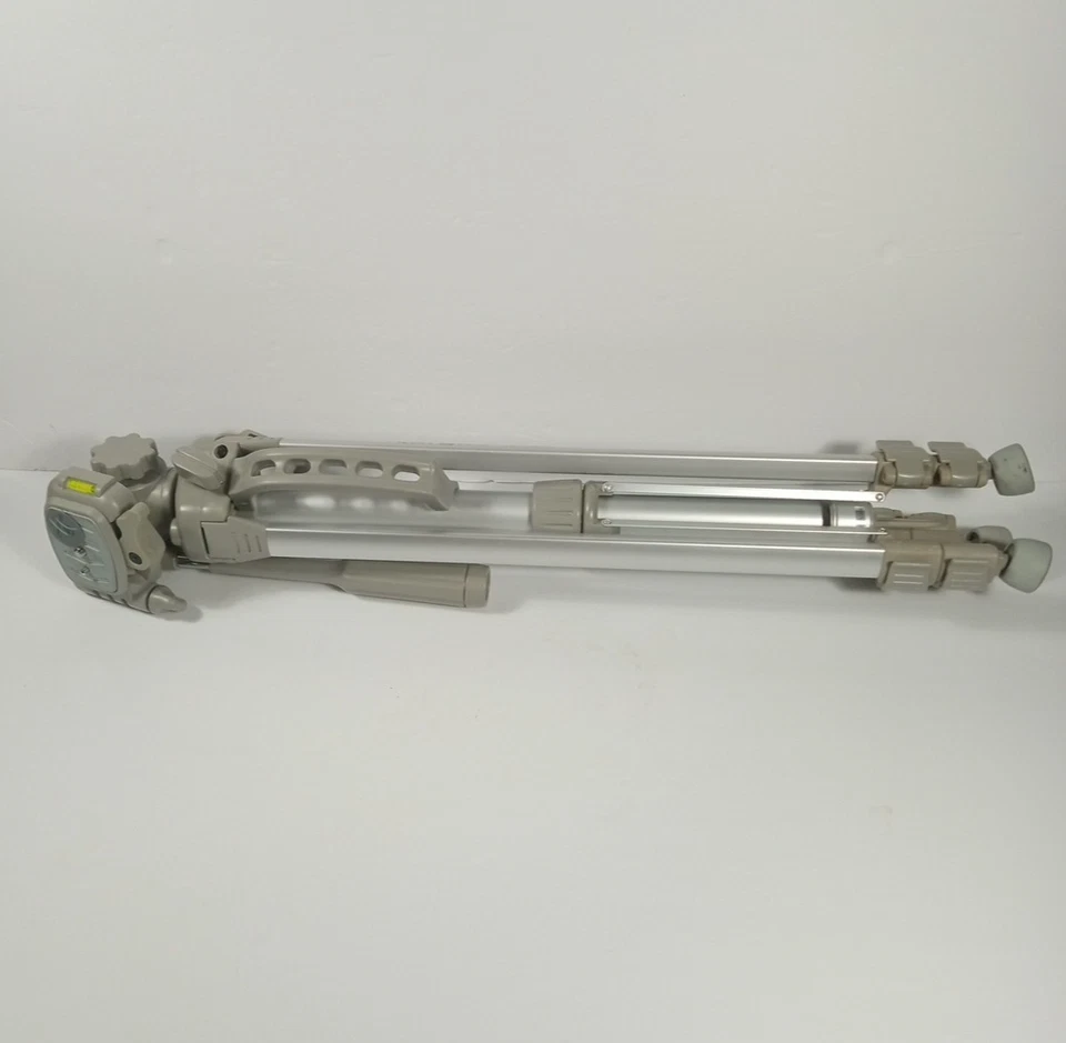 Targus TGT-58TR Camera Camcorder Tripod 3-Way Fluid Pan Head Bubble Levels - Image 4 of 4