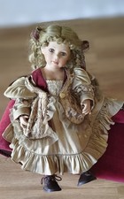 Gro&szlig;e, alte, blonde Porzellanpuppe, blaue Augen, burgunderrotes Barockkleid 50cm