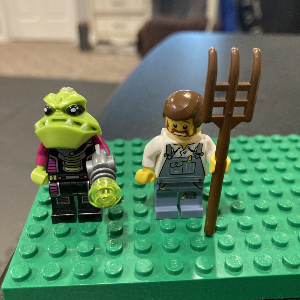 LEGO Alien Conquest Minifig Farmer (ac007)& Pilot (ac002) 7052 UFO