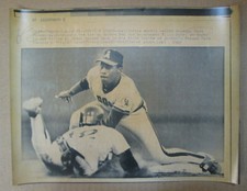 VINTAGE AP PRESS PHOTO 7/21/87 MARK McLEMORE PUTS THE TAG ON ELLIS BURKS