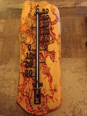 Thermometer, Wetterstation auf Zirbenholz mit Lichtenberg-Figuren