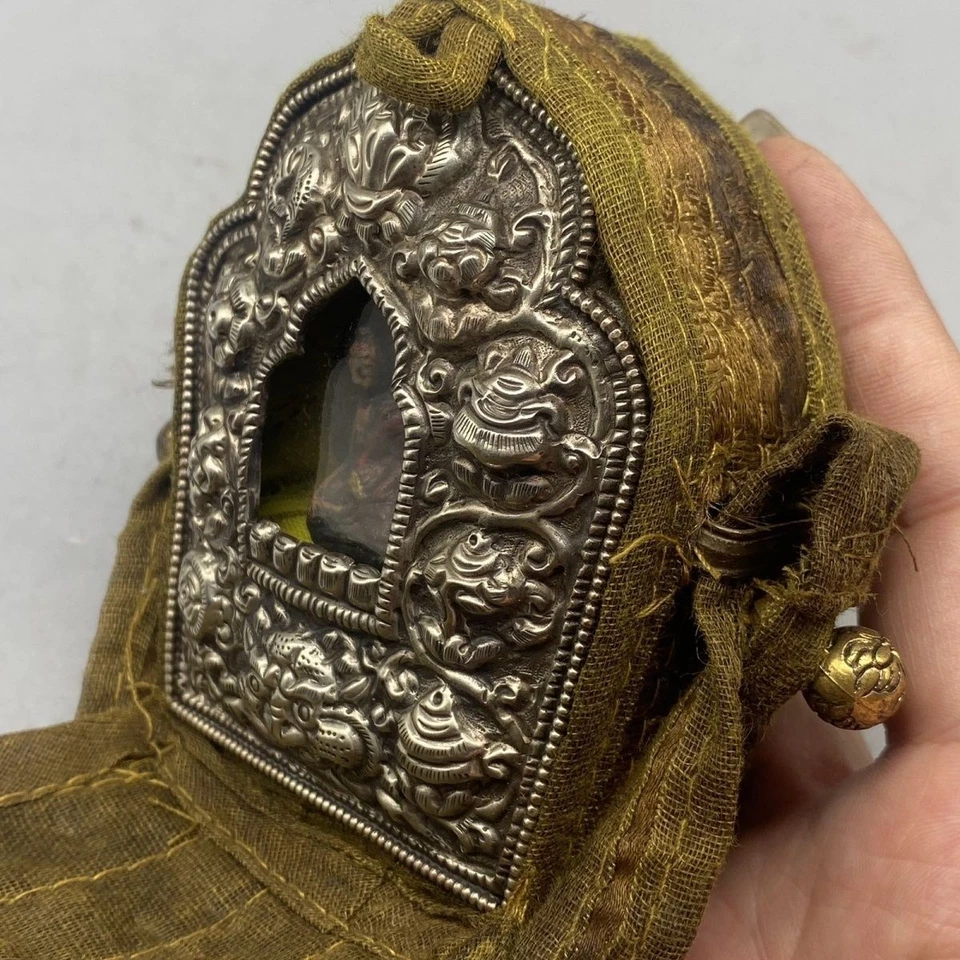 Colgante de caja Gau de latón tibetano/nepalí | Bolso amuleto Buda vintage (hecho a mano) Foto 4 de 4