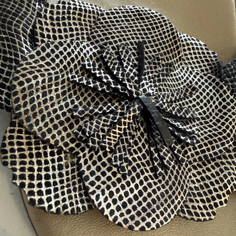 Sandalias planas Salpy punta abierta plateadas y negras metálicas con flores talla 8 Foto 2 de 4