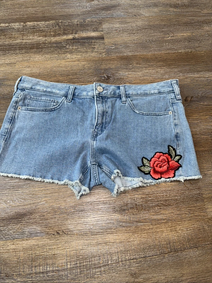 Pantalones Cortos de Jean Express Azul Rojo Floral Bordado Talla 14 Tiro Bajo Foto 2 de 4