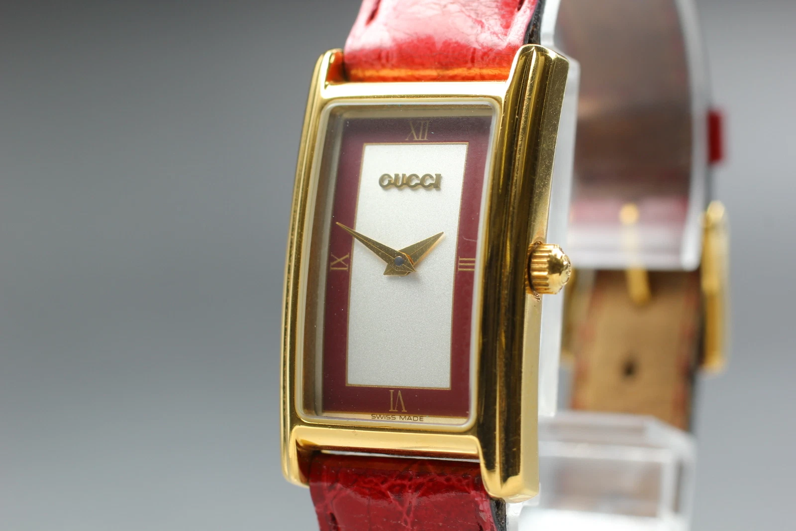 [Presque comme neuve] Montre femme vintage GUCCI 2600L cadran rouge plaqué or quartz JAPON