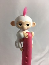 FINGERLINGS - Interactive Baby Monkey - Sophie White with Pink Hair WowWee Toy