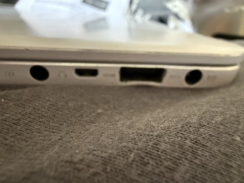 ASUS Zenbook UX305F 128GB SSD 8GB Ram White - fully functioning - Picture 5 of 9