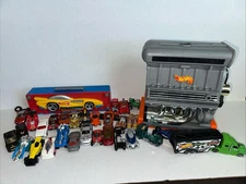 LOT OF 32-Vntg 1999 Hot Wheels Sto & Go V8 Engine Carry Case And Misc Cars