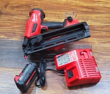 Milwaukee 2841-21CT M18 FUEL Cordless 16 Gauge Angled Finish Nailer Kit