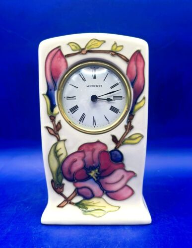 Moorcroft Tubeline verzierte Bone China Manteluhr im Magnolienmuster, 16 cm