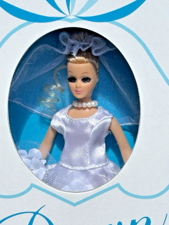 NRFB Dawn Bridal Belle Checkerboard Toys 2002 HTF BLOND HAIR, PRISTINE CONDITION - Image 2 of 4