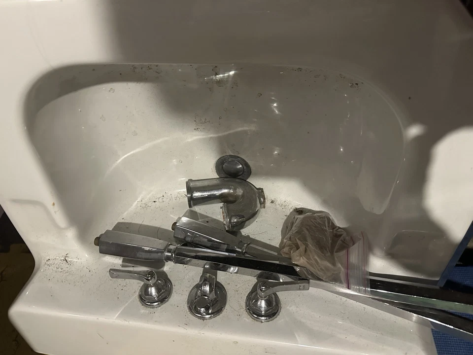 Fregadero de porcelana vintage con patas cromadas y toalleros con soporte de pared Foto 2 de 2