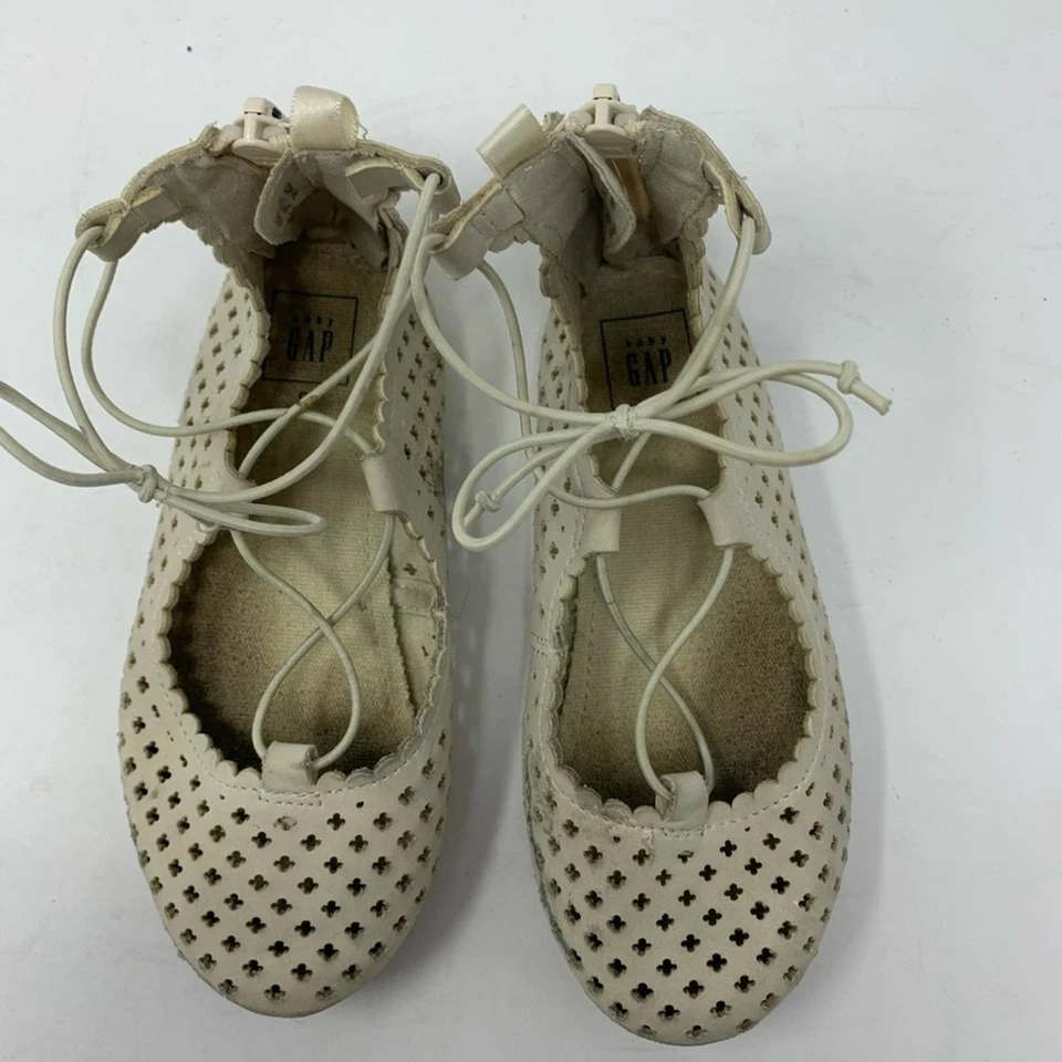 Gap perforated gladiator flat sandal size 9 kids - Image 3 of 4