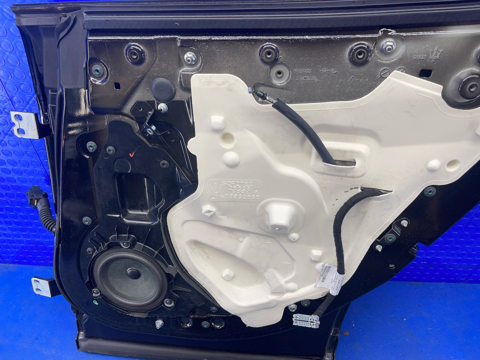 2017-2022 MASERATI LEVANTE OEM REAR RIGHT DOOR **NO GLASS** NERO (820)
