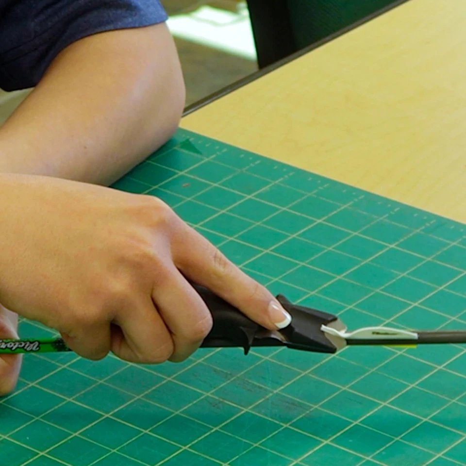 Alicates pelacates de paletas con mango de fácil agarre Bohning hoja quirúrgica Foto 4 de 4