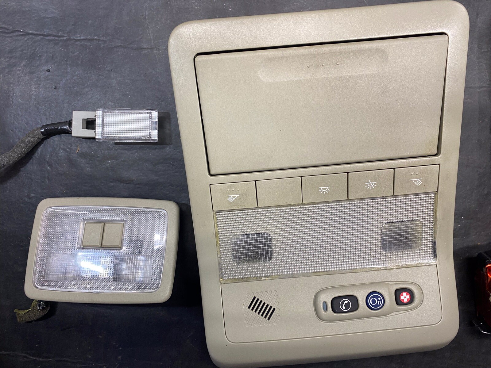 08 Saturn Vue Overhead Console Courtesy Dome Lights Assembly And Rear Cargo eBay