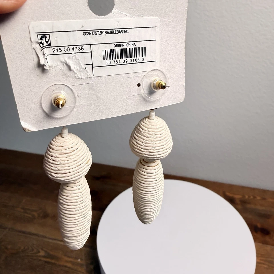 Pendientes Sugarfix by Baublebar Crema Rafia Gota Ovalada Foto 4 de 4