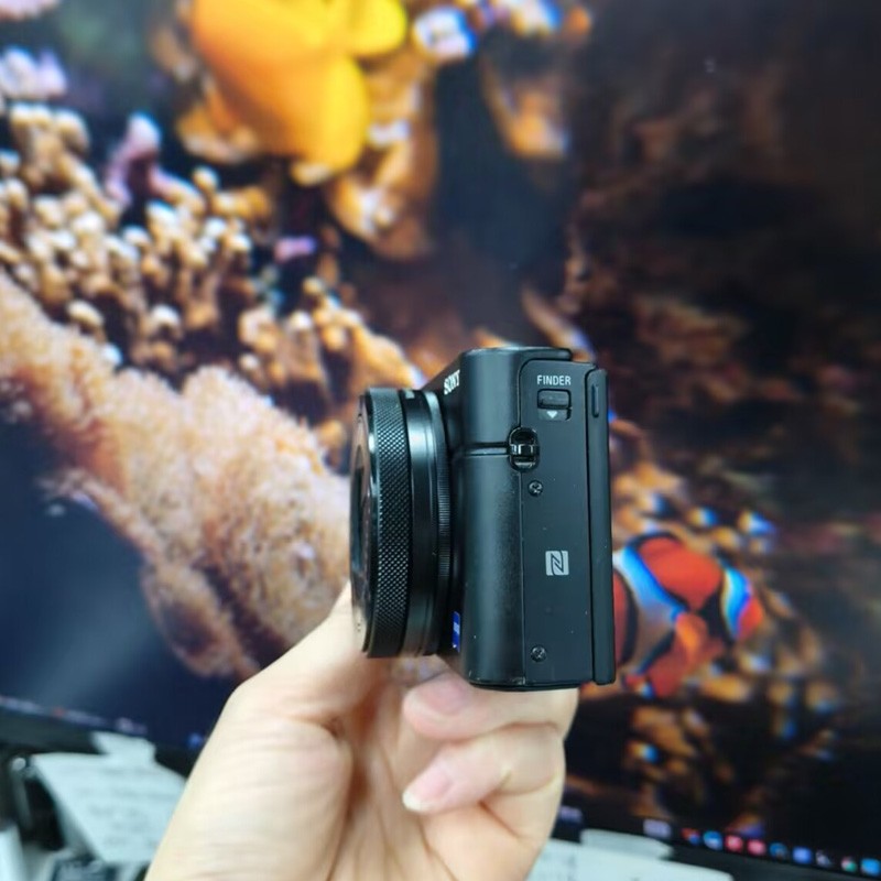 Sony Cyber-shot DSC-RX100M4 RX100 IV 20.1MP 2.9x Optical Zoom