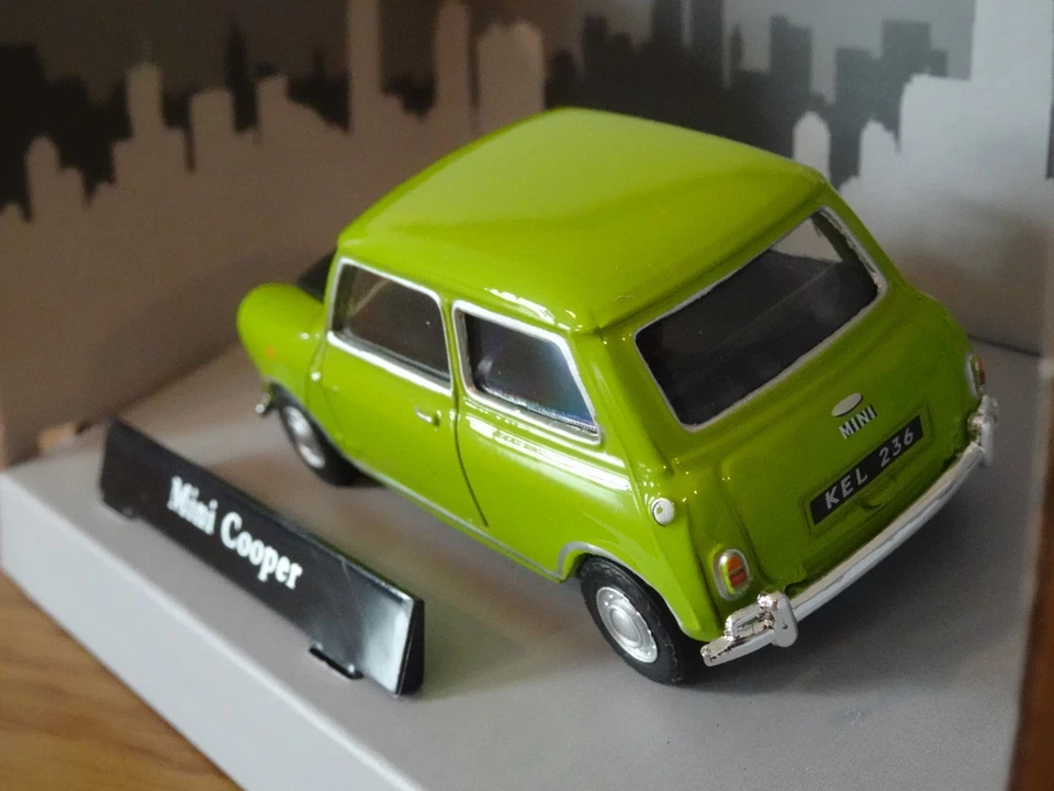 CARARAMA MR BEAN (TV SERIES & FILM) MINI GREEN & BLACK CAR MODEL 4-41690 1:43 - Image 3 of 3