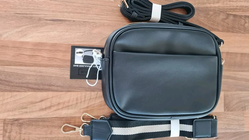 Bolso de Hombro Avenue Negro Antirrobo con Detalle Dorado, 2 Correas Ajustables  Foto 2 de 4