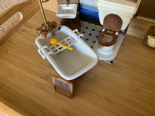 Sylvanian Dolls House Bathroom Furniture Flushing Toilet In Excellent Condition - Picture 4 of 6