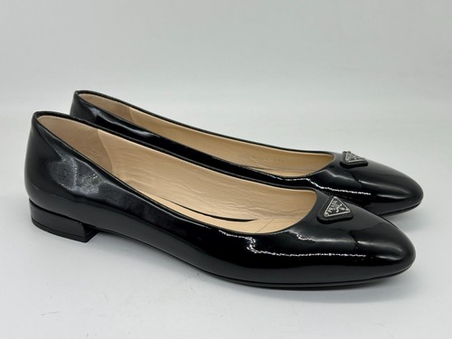 Zapatos planos de ballet bailarina de charol con logotipo de PRADA negros $950 - Imagen 9 de 15