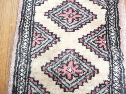 TISSU ancien vintage pour ce tapis fait main 31 cm x 69 cm - Imagen 4 de 6
