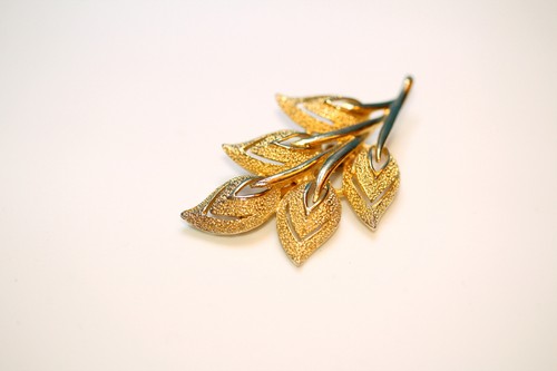 Beautiful Vintage Gold Tone Metal Leaf Design Brooch Signed - Picture 4 of 10