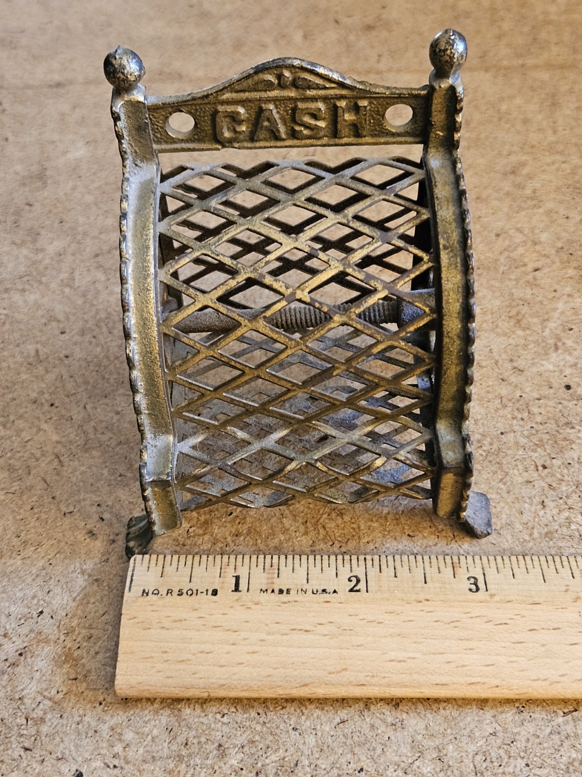 как выглядит VINTAGE CASH REGISTER METAL STILL BANK.  FREE SHIPPING фото