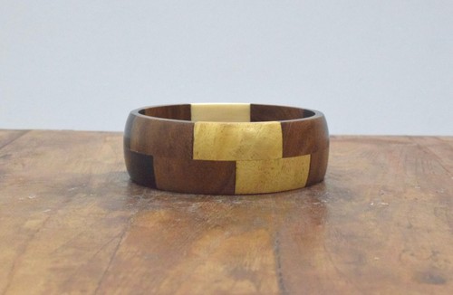 Brazalete de resina negra colorido con incrustaciones de madera - Imagen 3 de 4