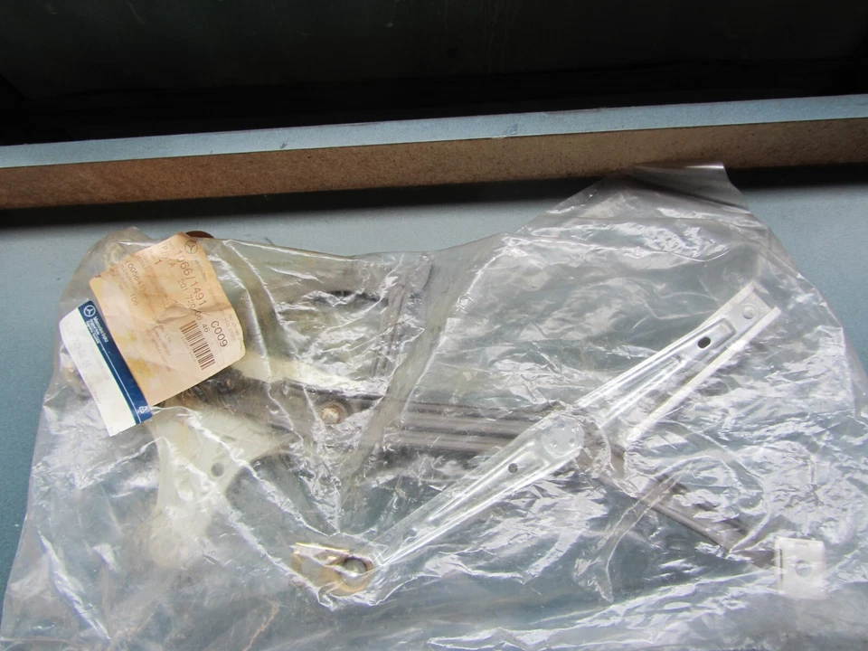 Genuine Mercedes Right Front Window Regulator, 2017200646, read notes. - Изображение 3 из 4