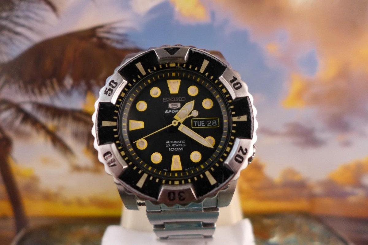 Sporty, Chunky Large Size 43mm Seiko 5 7S36 04Z0 Day/Date Sporty, Chunky Large Size 43mm Seiko 5 7S36 04Z0 Day/Date