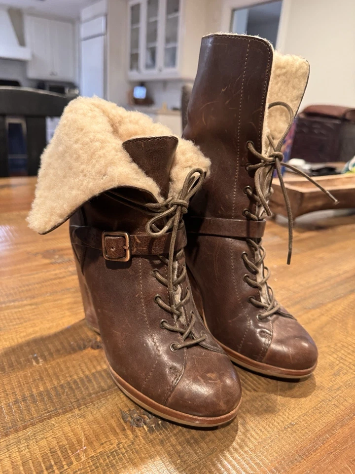 BOTA DE INVIERNO UGG TACÓN DE CUÑA FORRADA SHERPA CON CORDONES MARRÓN Foto 4 de 4