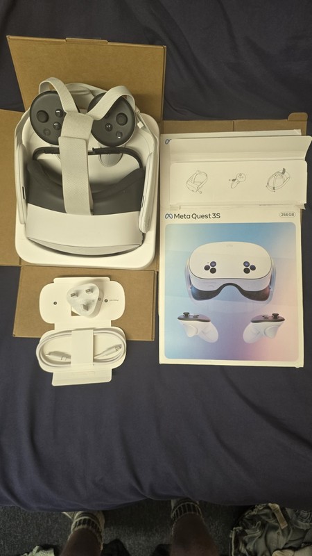 Meta Quest 3S 256GB Virtual Reality (VR) Headset + Accessories *Read Discription