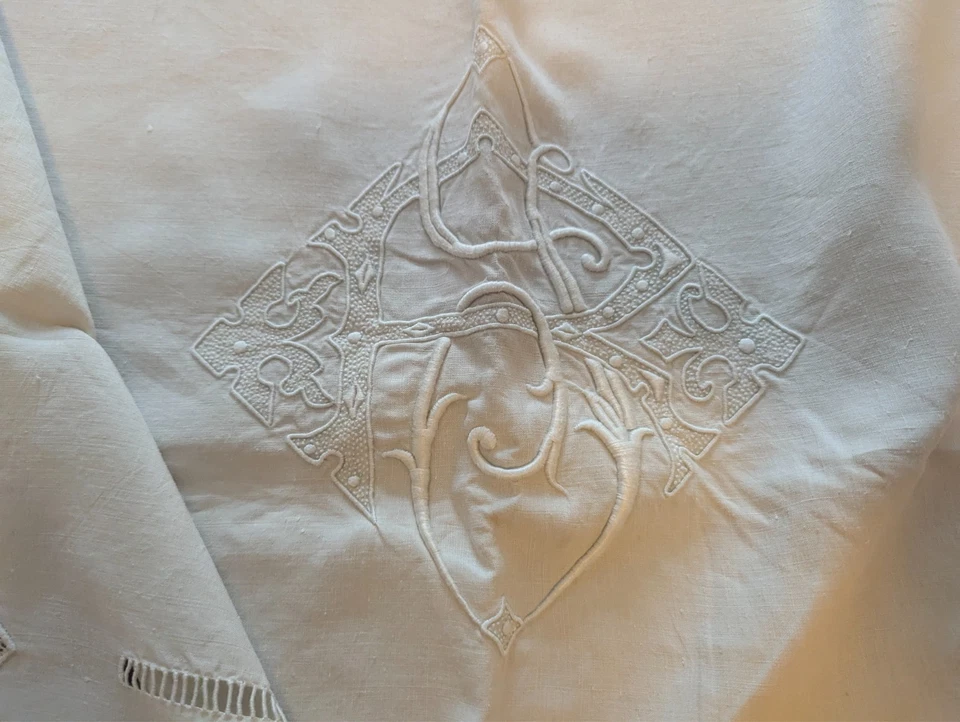 Drap en lin brodé ancien grand format - Photo 2/4