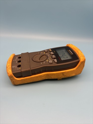 Radio Shack 22-812 LCD Screen Auto-Ranging AC Voltage Current Digital Multimeter - Picture 3 of 6