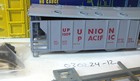 HO scale - Union Pacific - 34'  Covered Hopper  - Roundhouse NIB   030224-12 — photo 2