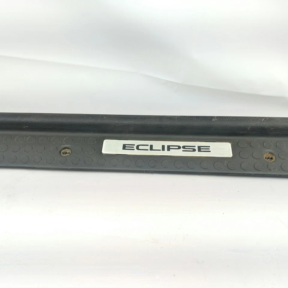 MB479031 1990-1994 Mitsubishi Eclipse DSM RH Gris Alféizar Borde Placa Desgaste OEM Usado Foto 4 de 4