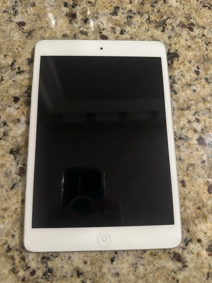 Apple iPad Mini 2 - 16GB - Silver - Wifi - Great Condition - IOS 7.0.4 - Image 4 of 4