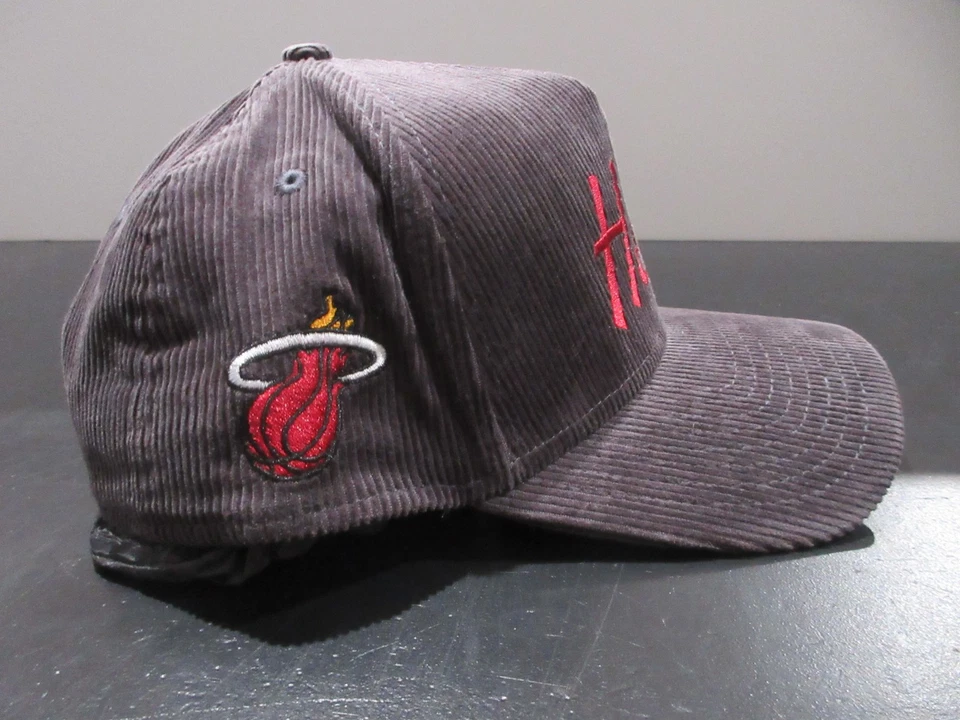 Gorra Miami Heat Snap Back Gris Rojo NBA Baloncesto Logo Pana New Era Para Hombres Foto 4 de 4