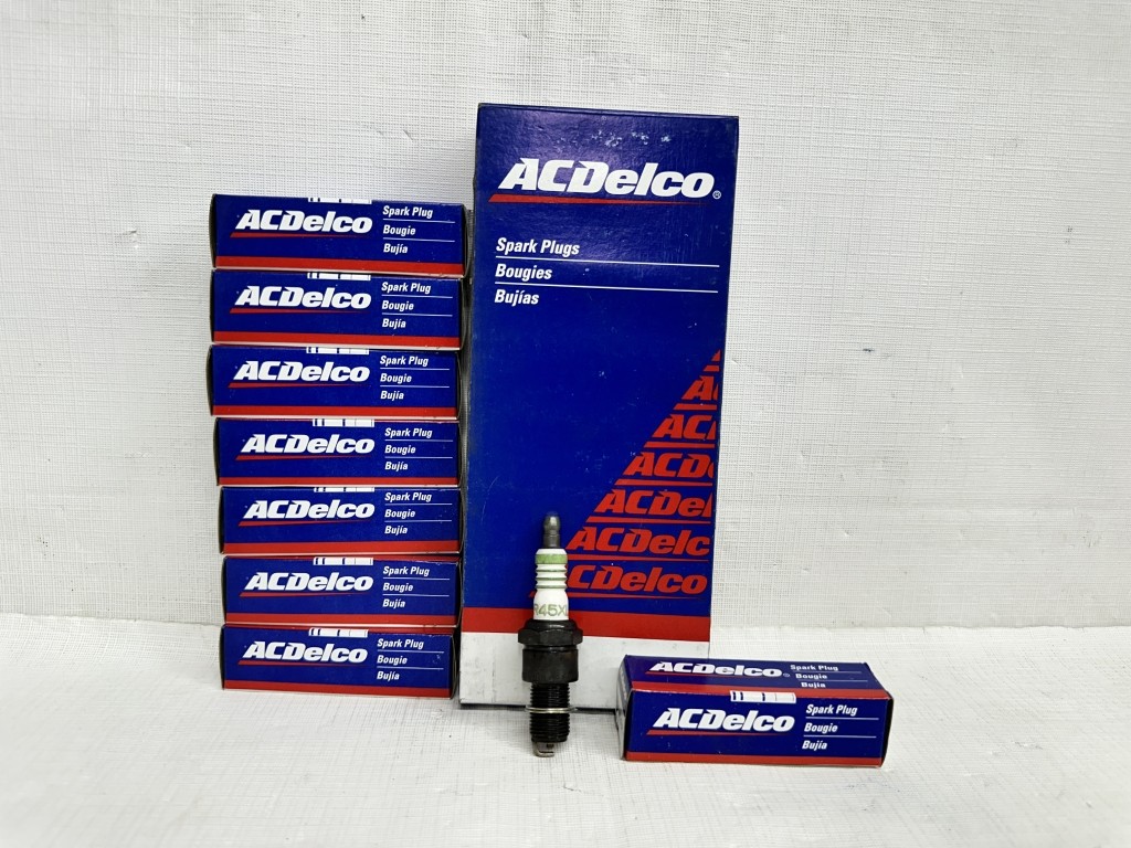 New Box of 8 AC Spark Plugs #R45XLS6 / 5619346