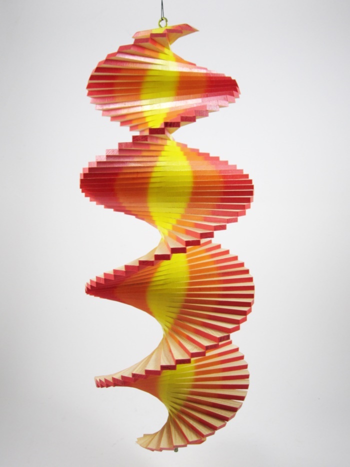 Mobile spirale à vent en bois noble fait main aux couleurs chaudes 40x16cm