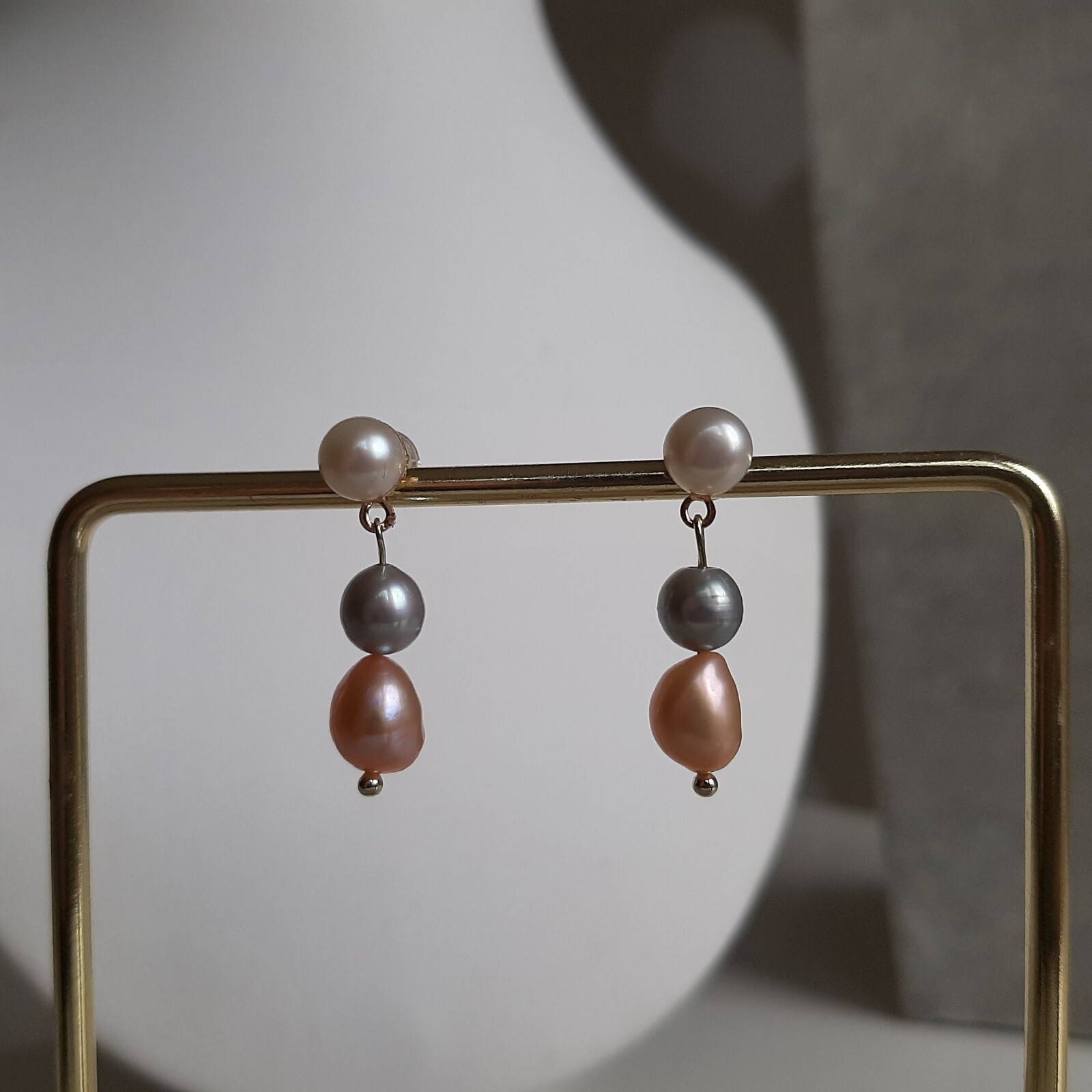 Boucles d'oreilles perles grises d'Asie et clous plaqué or haut de gamme 8mm
