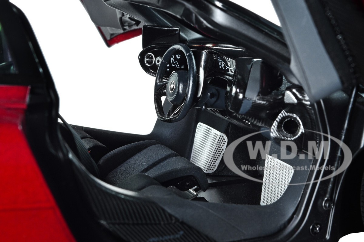 MCLAREN SPEEDTAIL VOLCANO RED W/SUITCASES 1/18 MODEL CAR BY